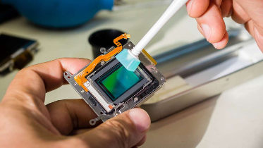 Realizando limpieza de sensor de una cámara fotográfica Canon 5D full Frame