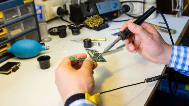 Retocando soldaduras de un Main board de una cámara fotográfica Canon T6i